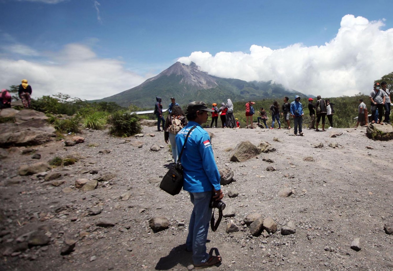 Making money by immortalizing mount Merapi