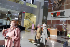 Employees of the Corruption Eradication Commission (KPK) depart from their office on Aug. 12. The government has decided to change the status of KPK employees to civil servants despite criticisms that the status change would undermine the antigraft body&rsquo;s independence. 