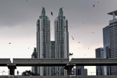 Workers complete construction of the Cawang-Dukuh LRT line in Dukuh Atas, Jakarta, on Aug. 13. Coordinating Economic Affairs Minister Airlangga Hartarto has predicted that Indonesia's economy will contract 0.49 percent in 2020 as a result of the COVID-19 pandemic. 