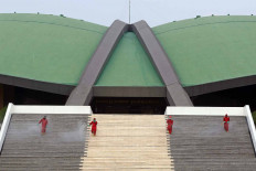 Firefighters spray disinfectant at the House of Representatives complex in Senayan, Central Jakarta, on Aug. 9 in the lead up to the House&rsquo;s plenary meeting to mark Independence Day. 