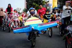 Happy kids: Children take part in a parade by riding their decorated bikes in Bintaro, South Tangerang, Banten, on Monday, August 17, 2020 to commemorate Indonesia's 75th Independence Day. JP/ Seto Wardhana