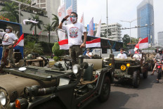 Historic countdown: Members of Willys Owners Indonesia (WOI) salute during a commemoration of detik detik (seconds) ahead of Indonesia's independence proclamation at Hotel Indonesia traffic circle in Jakarta, on Monday, August 17, 2020. JP/Dhoni Setiawan