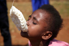 Eat, eat, eat: Six-year-old Niky Yekwam from Sorong, Papua, who lives in Leuwinanggung, Depok - West Java, takes part in cracker eating competition on Monday, August 17, 2020. JP/P.J.Leo