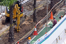 A worker prays at the construction site of phase II of the Jakarta MRT project during his break on Aug. 20. The 5.8 kilometer phase II will have seven underground stations: Sarinah, Monas, Harmoni, Sawah Besar, Mangga Besar, Glodok and Kota. JP/Dhoni Setiawan