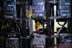 A resident checks the electricity panel at a low-cost apartment in Bendungan Hilir, West Jakarta, on Aug. 18. The Energy and Mineral Resources Ministry&rsquo;s electricity director general, Rida Mulyana, said that this year's electricity subsidy was projected to increase to Rp 62.93 trillion (US$4.29 billion). JP/Seto Wardhana