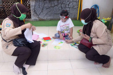 Teachers from the Al Amanah kindergarten in South Tangerang, Banten, pay a teaching visit to a student&rsquo;s home on Aug. 19. Aside from visiting their students&rsquo; homes once every two weeks, the teachers have also organized online classes since the start of the COVID-19 outbreak. JP/Dhoni Setiawan