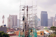 Workers set up a structure for a billboard in Sudirman, Central Jakarta, on Aug.19. The Indonesian Advertisers Association (Appina) said that the COVID-19 outbreak had resulted in an increase in advertisement placements on digital media. JP/Dhoni Setiawan