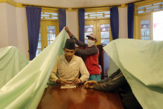 A worker covers up a diorama of the country&rsquo;s founding president Sukarno inside the Naskah Proklamasi Museum in Central Jakarta on Aug. 18. The museum is undergoing renovations. -JP/Wendra Ajistyatama