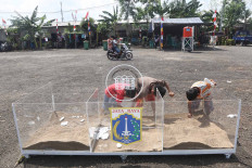 Children play at Kampung Akuarium in North Jakarta on Aug. 21. The Jakarta administration will redevelop Kampung Akuarium using a kampung susun (vertical village) concept. The project is set to begin in September with a budget of around Rp 62 billion (US$4.19 million). JP/Dhoni Setiawan