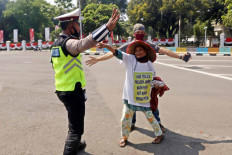 A farmer attempts to enter the State Palace compound in Central Jakarta on Aug. 26 as dozens of others from Simalingkar and Sei Mencirim in Deli Serdang regency, North Sumatra, stage a rally to implore President Joko &ldquo;Jokowi&rdquo; Widodo to help them regain their land, which they claim was seized by state-owned plantation company PTPN II. JP/Dhoni Setiawan