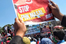 Workers stage a rally in front of the House of Representatives&rsquo; complex in Senayan, Jakarta, on Aug. 25. They opposed the omnibus bill on job creation and called for the government to do more to prevent mass layoffs during the COVID-19 pandemic. JP/Seto Wardhana