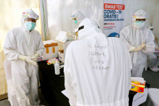 Medical staff get ready to take swab samples during free Polymerase chain reaction (PCR) testing held by state-owned Bank Negara Indonesia in South Tangerang, Banten, on August. 30. 2020. Some 750 residents were tested in the event. JP/Dhoni Setiawan