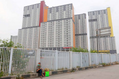 A COVID-19 patient waits for an ambulance to take him to the  Kemayoran Athletes Village emergency COVID-19 hospital in Jakarta, Sept. 10, 2020. JP/Dhoni Setiawan