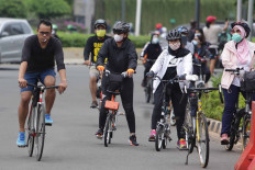 Cyclists ride on the Hotel Indonesia traffic circle in Central Jakarta, on Sunday, September 20. 2020. The first week of reimposed large-scale social restrictions saw a significant drop in the number of cyclists on the corridor along Jl. Sudirman and Jl. MT Haryono. JP/Wendra Ajistyatama