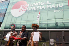 Members of the Ebamukai Solidarity Team wear Papuan traditional attire during their visit to the office of the Finance Ministry&rsquo;s Endowment Fund for Education (LPDP) in Central Jakarta on Wednesday, September 16. 2020. They group has raised more than Rp 773.8 million (US$51,900) from Papuans to refund the government-sponsored scholarship received by Indonesian human rights lawyer Veronica Koman, who was recently asked to repay the funding, allegedly because of her advocacy on behalf of Papuans. JP/Dhoni Setiawan