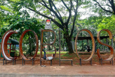 A resident relaxes on Sunday, September 27. 2020 inside the letter B of a COBLOS (punch) public display, which aims to promote the upcoming regional election in Serpong, South Tangerang, Banten. Despite calls for delay, the government will hold simultaneous regional elections on Dec. 9 in the midst of the pandemic. JP/Dhoni Setiawan