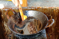 Imaroh, a batik painter from Giriloyo village, Bantul, Yogyakarta, boils wax as the initial step to produce batik, on Wednesday, September 30.2020. Indonesia celebrates National Batik Day on Oct. 2 to commemorate UNESCO&rsquo;s recognition of batik as a Masterpiece of Oral and Intangible Heritage of Humanity in 2009. JP/R. Berto Wedhatama