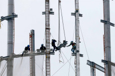 Builders work at a construction site on Jl.Sudirman in Jakarta on Thursday, October 1. 2020. According to property consultancy Colliers International, office space absorption decreased by 56 percent in the second quarter of 2020 compared to the previous quarter. JP/Dhoni Setiawan