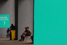 People wait in line to take rapid antibody tests and COVID-19 swab tests at the Patirot Candrabhaga Stadium in Bekasi, West Java on October. 2. 2020.  Apart from housing asymptomatic patients, medical workers also conduct COVID-19 testing at the stadium. JP/Dhoni Setiawan