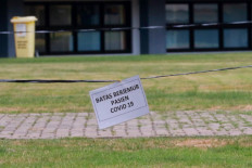 A stretch of plastic string limits movement space for COVID-19 patients undergoing isolation at the Patriot Candrabhaga Stadium in Bekasi, West Java, on October. 2. 2020. Although sunbathing does not directly kill the coronavirus, it can improve patients&rsquo; mood and prevent depression. JP/Dhoni Setiawan