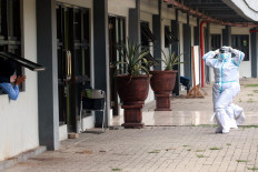 A patient cheers on a medical worker leading morning exercises for asymptomatic COVID-19 patients undergoing isolation in the Patriot Candrabhaga Stadium in Bekasi, West Java, on October. 2. 2020. Medical workers monitor the patients&rsquo; conditions during their isolation. JP/Dhoni Setiawan