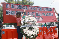 An activist of the Commission for Missing Persons and Victims of Violence (Kontras) takes part in a protest in front of the State Palace in Central Jakarta on Oct. 5. Kontras and several organizations demand that President Joko &ldquo;Jokowi&rdquo; Widodo annul the promotions of Brig. Gen. Dadang Hendrayudha and Brig. Gen. Yulius Selvanus as state officials in the Defense Ministry. The two are former members of Tim Mawar, who were convicted by the Military Court in 1999 for their involvement in the abduction of activists. JP/Dhoni Setiawan. 