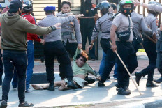 A police officer drags a protester during a rally that turned violent in Pejompongan, Central Jakarta, on Oct. 7. The rally was held to protest the newly passed Job Creation Law. JP/Dhoni Setiawan