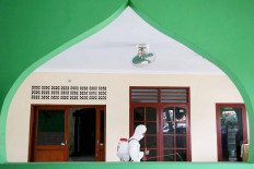 Donning personal protective equipment (PPE), a member of the National Police&rsquo;s Mobile Brigade (Brimob) sprays disinfectant liquid in Al-Fatah mushala (house of prayer) in the National Police&rsquo;s Munjul Baru housing complex in East Jakarta on Oct. 12. The measure was taken to maintain the area&rsquo;s cleanliness amid the COVID-19 pandemic. JP/P.J.Leo