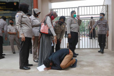 A student prostrates himself in front of his mother after being released from detention in the Jakarta Police headquarters on Oct. 14. More than 100 students were arrested during a rally that led to a clash between police and protesters on Oct. 13. JP/Dhoni Setiawan