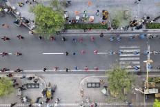 More than 100 Yogyakartans join the Gelar Siyaga Hangreksa Tentreming Praja parade on Jl. Malioboro in Yogyakarta on Oct. 11. The parade was held as a symbol of peace among Yogyakarta residents following a protest against the Job Creation Law on Oct. 8 that ended with a clash between the police and protesters on Oct. 8. JP/Donny Fernando