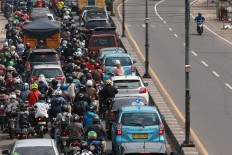 Motorcycles and cars are stuck in traffic congestion on Jl. Juanda linking South Tangerang, Banten, with Jakarta on Oct. 12. The Jakarta administration has eased its large-scale social restrictions (PSBB) policy, claiming that the daily increase in COVID-19 infections has been slowing down across the capital. JP/Dhoni Setiawan