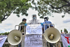 Workers from the Jakarta Emergency Ambulance Service (AGD) stage a protest in front of City Hall on Oct. 22. They demanded that Jakarta Governor Anies Baswedan withdraw second warning letters given to at least 80 members of the Association of Workers of Emergency Ambulance Service (PPAGD), claiming the rationale behind the warnings was baseless. JP/Seto Wardhana