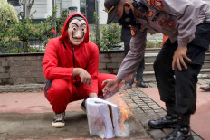 A protester burns a draft of the Job Creation Law in Jakarta on Oct. 27 as a symbol of rejection of the controversial law. JP/Seto Wardhana