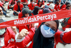 University students gather on Jl. Medan Merdeka Barat in Central Jakarta on Oct. 28 to voice their objection to the Job Creation Law. One protester holds up a headband that reads #MosiTidakPercaya (motion of no confidence). JP/Dhoni Setiawan