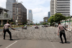 Police officers cordon off streets near the French Embassy in Jakarta on Oct. 30 in anticipation of demonstrations against French President Emmanuel Macron for his comments over Prophet Muhammad cartoons. JP/Dhoni Setiawan
