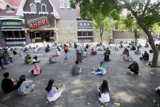 Visitors queue in front of a ride at Dunia Fantasi amusement park while maintaining physical distancing on Oct. 29. Many people took advantage of the collective leave days to visit tourist attractions. JP/Wendra Ajistyatama