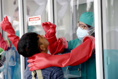 Residents undergo a swab test at the Genomik Solidaritas Indonesia (GSI) Laboratory in Cilandak, South Jakarta, on Nov. 2, 2020. Singapore&rsquo;s Temasek Foundation International is cooperating with Tanoto Foundation to provide the GSI Lab with polymerase chain reaction (PCR) instruments, reagent kits and other testing equipment as an act of solidarity during the COVID-19 outbreak. JP/Dhoni Setiawan