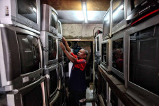 A technician repairs an analog television in Kebayoran Lama, South Jakarta, on Nov. 3, 2020. Article 60A paragraph 2 of the newly enacted Job Creation Law mandates the migration from analog to digital television for the next two years. JP/Seto Wardhana