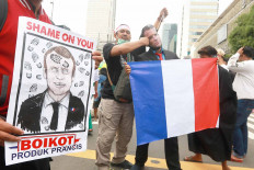 Protesters gather outside the French Embassy in Jakarta on Nov. 2, 2020 to protest against French President Emmanuel Macron&rsquo;s comments considered to be insulting to the Prophet Muhammad and Muslims. JP/Dhoni Setiawan