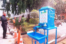 A worker cleans handwashing facilities at Rawa Buaya low-cost apartment in West Jakarta on Nov. 4, 2020. Private water operator PT PAM Lyonnaise Jaya (PALYJA) granted handwashing facilities to subdistrict offices and low-cost apartments across the capital to commemorate Global Handwashing Day, which falls every Oct. 15. JP/Dhoni Setiawan