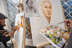 An artist creates paintings of Indonesian heroes in Jakarta on Tuesday, Nov 10 as the country commemorates National Heroes Day. The National Tourism Association and the Association of Relatives of Indonesian Heroes cooperated with the painters to hold the on-the-spot painting event. JP/ Seto Wardhana