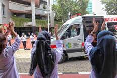 Employees at the Health Ministry in Jakarta clap their hands to show appreciation for healthcare workers during the commemoration of National Health Day on Nov. 12. JP/Seto Wardhana.