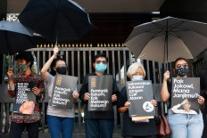 Maria Catarina Sumarsih (second right), the mother of Semanggi tragedy victim Bernardinus Realino Norma Irmawan, visits the Attorney General&rsquo;s Office in Jakarta on Friday, Nov 13. Maria has demanded that Attorney General ST Burhanuddin respect a Jakarta State Administrative Court (PTUN) verdict ordering him to retract his statement claiming that the tragedy was not a gross human rights violation. JP/Dhoni Setiawan