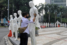 An activist places mannequins at the Hotel Indonesia traffic circle to commemorate the World Day of Remembrance for Road Traffic Victims on Nov. 15. Police records show that 83,715 accidents occurred in the country in the first 10 months of the year, with 19,320 fatalities. JP/Wendra Ajistyatama