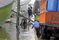 A tidal flood inundates Sunda Kelapa Port in North Jakarta on Nov. 17. The flood disrupted loading and unloading at the port. JP/Wendra Ajistyatama