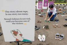 An activist arrange pairs of women&rsquo;s shoes at the House of Representatives complex in Central Jakarta on Nov. 25. The Shoes in Silence campaign, marking the International Day for the Elimination of Violence against Women, urged lawmakers to pass the sexual violence eradication bill. JP/Dhoni Setiawan