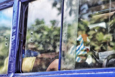 Members of the Papuan Students Alliance (AMP) take a ride in a bus in Jakarta on Dec. 1 prior to staging a rally in conjunction with the commemoration of the declaration of the West Papua State on Dec. 1, 1965. Rallygoers reject the government&rsquo;s policy to give special autonomy to Indonesia&rsquo;s easternmost provinces and demand that the people of West Papua are granted self-determination instead. JP/Seto Wardhana