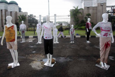 Mannequins stand outside of the House of Representatives compound in Central Jakarta on Dec. 8. The protestors who placed them there demanded that the House continue with the deliberation and passage of the sexual violence eradication bill. The National Commission on Violence Against Women (Komnas Perempuan) has reported that violence against women has increased by 75 percent during the COVID-19 pandemic. JP/Wendra Ajistyatama

