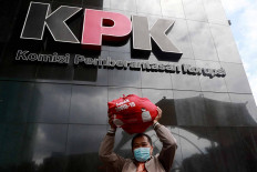Indonesian Anti-Corruption Community (MAKI) coordinator Boyamin Saiman brings a social aid package worth Rp 188,000 (US$13.35) to the Corruption Eradication Commission (KPK) headquarters in Jakarta on Dec. 16. He handed over the package to the graft busters as evidence for the KPK&rsquo;s investigation into a suspected bribery case pertaining to the COVID-19 social aid procurement. The antigraft body has named Social Affairs Minister Juliari Batubara a suspect in the case. JP/Dhoni Setiawan