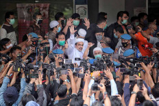 Islam Defenders Front (FPI) leader Rizieq Shihab arrives at the Jakarta Police headquarters in Jakarta on Dec. 12. Rizieq was summoned by the police for allegedly breaching health protocols by holding crowded events at his house and at the group&rsquo;s headquarters in Petamburan, Central Jakarta, last month. JP/Seto Wardhana.